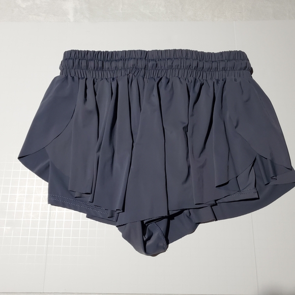 Gray Athletic Shorts with Elastic Waistband and Moisture-Wicking Fabric - Picture 2 of 6